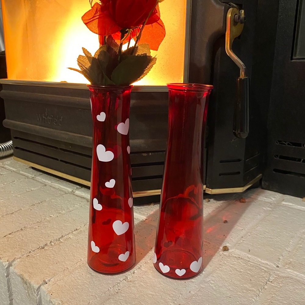 Set of two vases with hearts